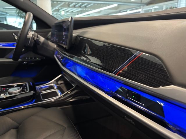 BMW 740 d xDrive M Sport PanoSky StHzg IconGl Aktivl