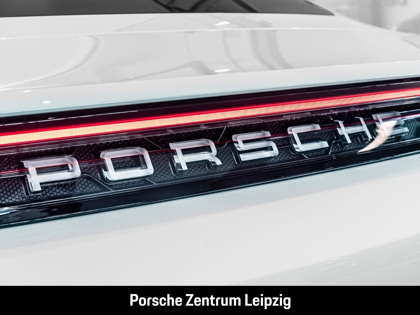 Porsche Taycan 4 SportDesign HD-Matrix ACC Pepita 21Zoll