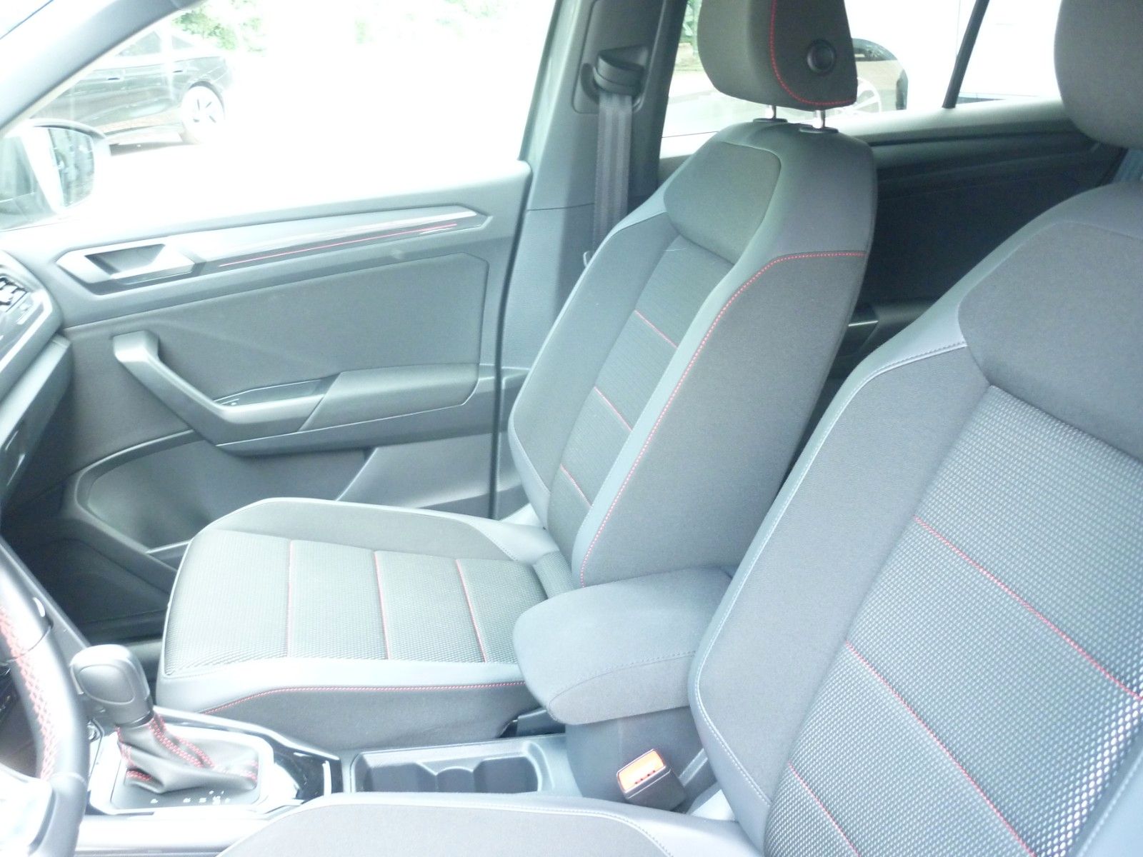 Volkswagen T-Roc 1.5 TSI Sport - Samsaru's Car Outlet