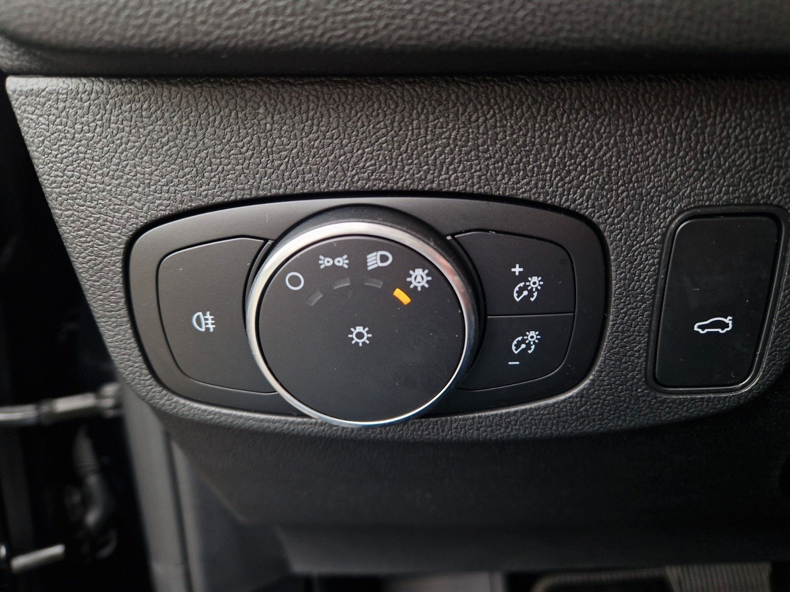 Ford Focus Tun.Titanium 1.Hd Aut. LED AHK NAVI Rf ACC