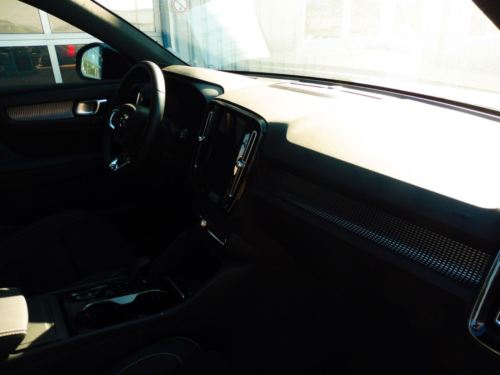 Volvo XC 40 B4 Plus Dark - Samsaru's Car Outlet