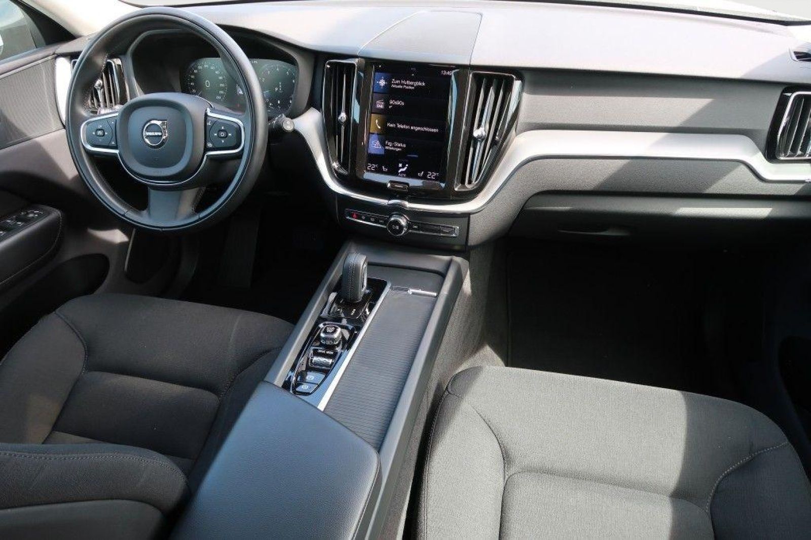 Volvo XC60 2.0 B4 Momentum Pro - Samsaru's Car Outlet