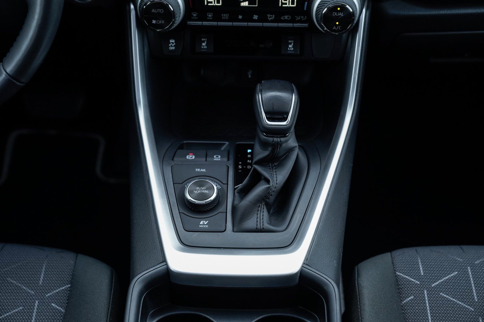 Toyota RAV4 Hybrid 4x4 - Samsaru's Car Outlet