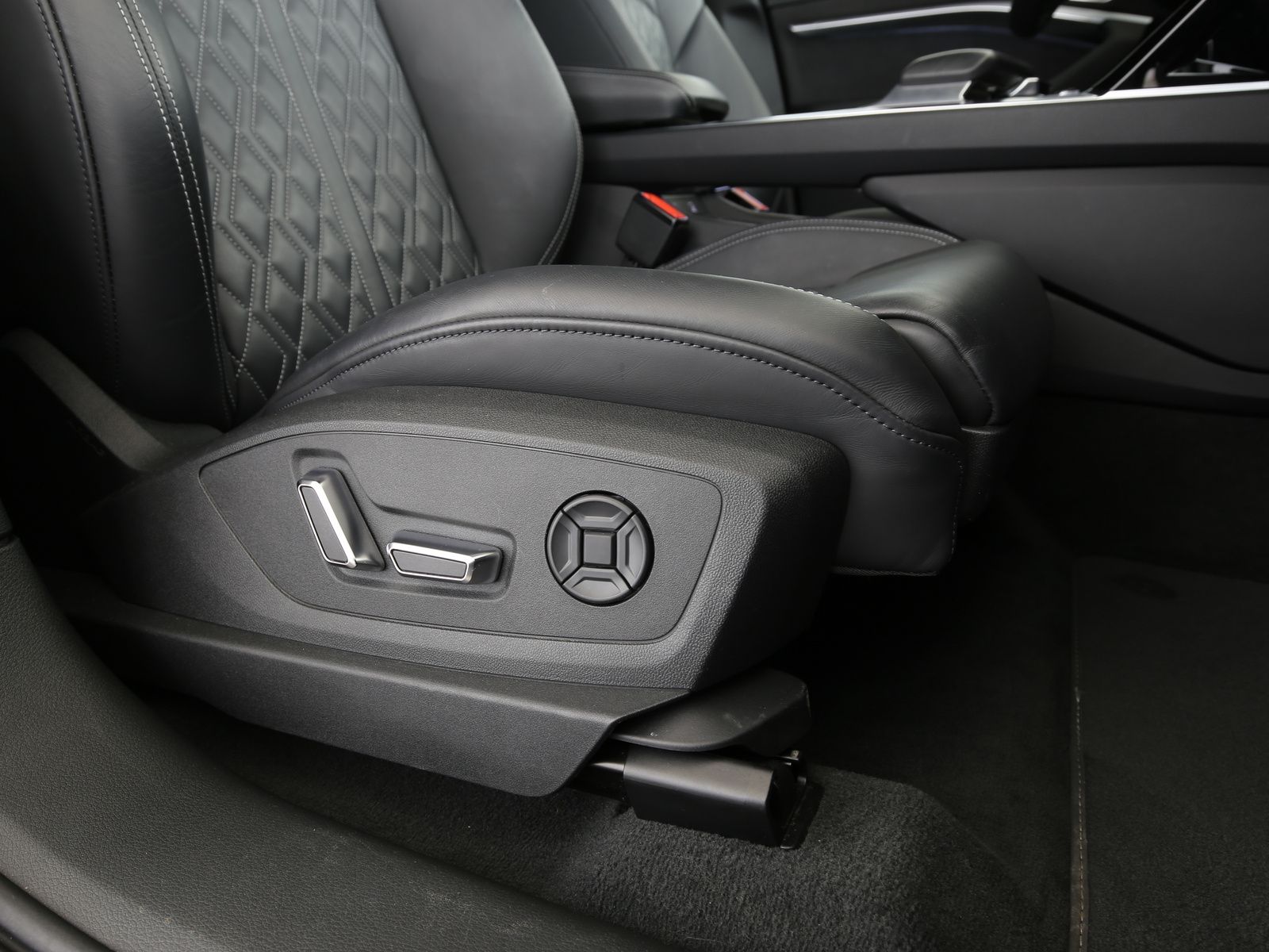 Audi Q8 e-tron 50 quattro S line  LED Navi Leder Head