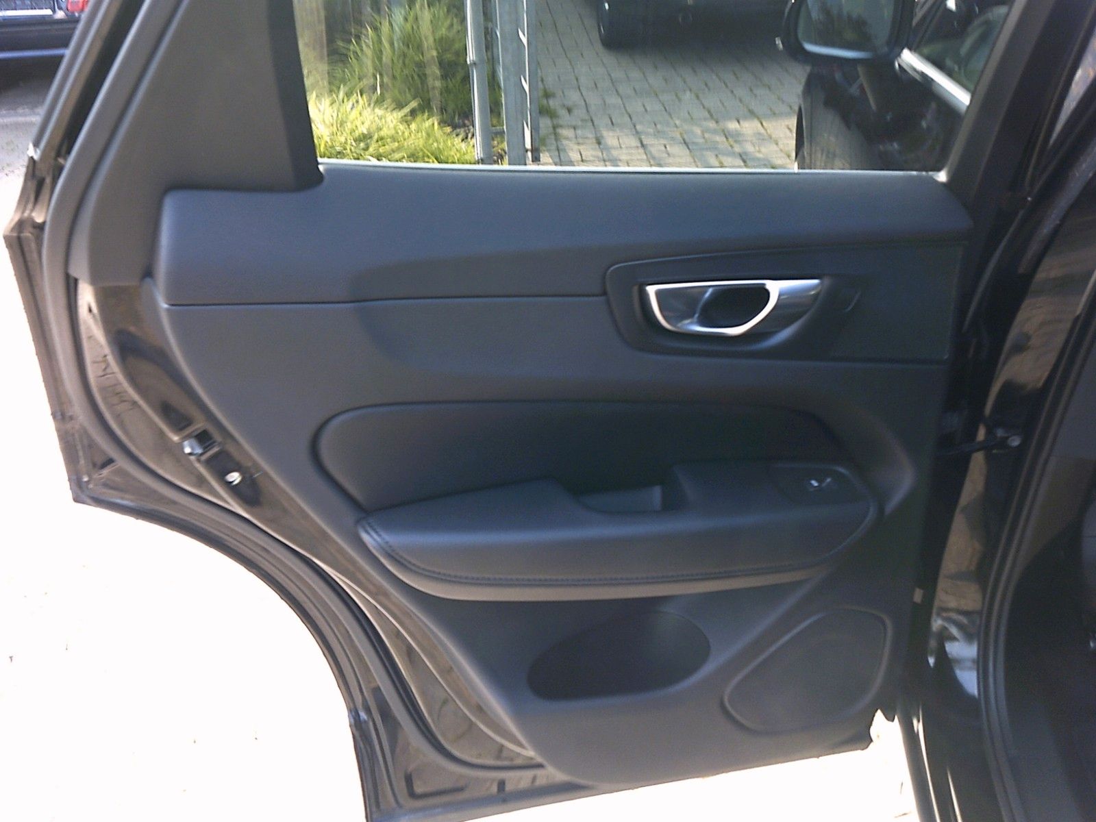 Volvo XC60 Momentum Pro 2WD - Samsaru's Car Outlet