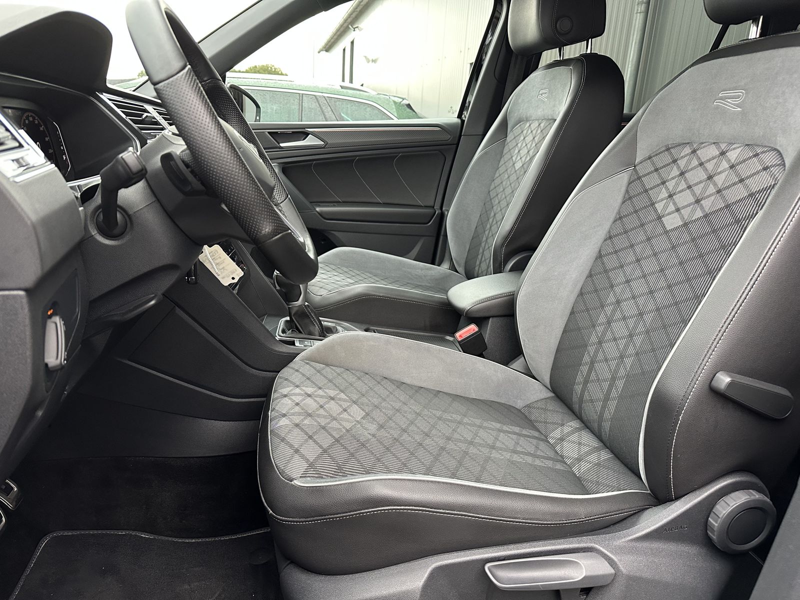 Volkswagen Tiguan 4M R-Line Black NAV+LED+AHK+ACC+VC+19ZOLL