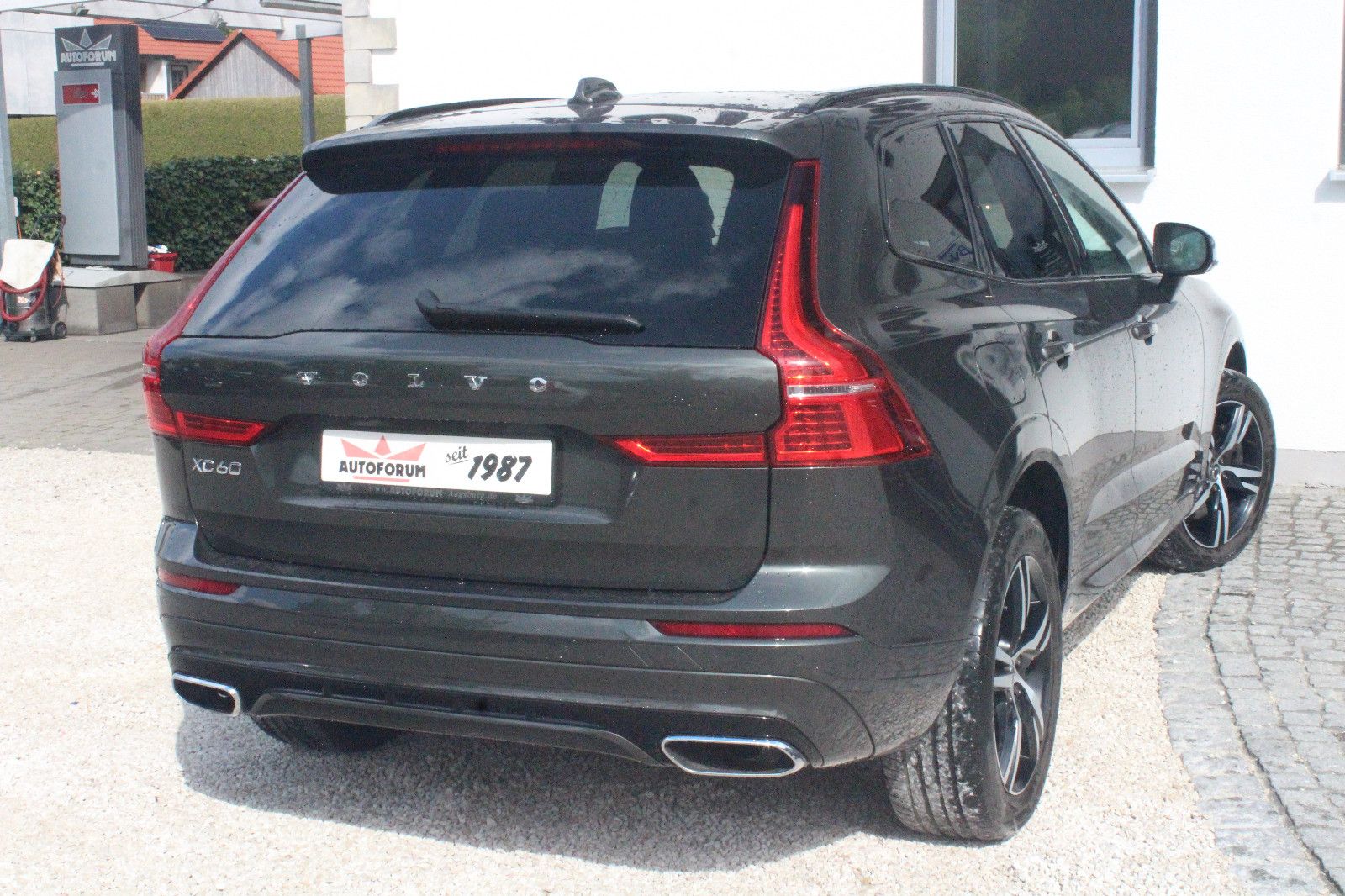 Volvo XC60 T8 R Design AWD - Samsaru's Car Outlet