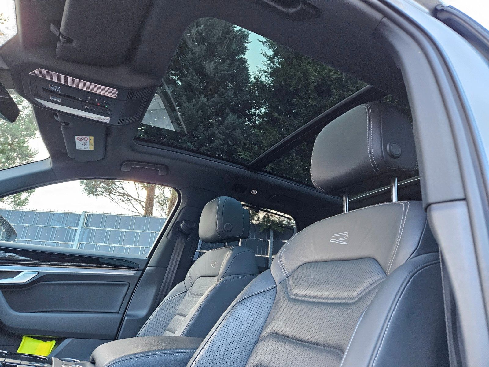 Volkswagen Touareg R-Line 4Motion - Samsaru's Car Outlet