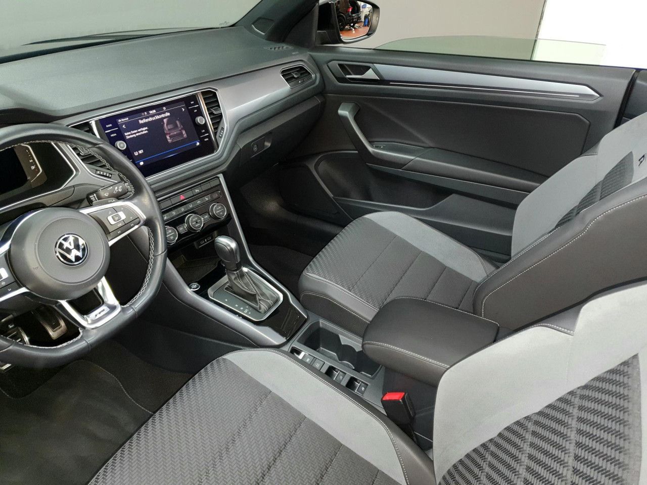 Volkswagen T-Roc 1.5TSI DSG R-Line - Samsaru's Car Outlet