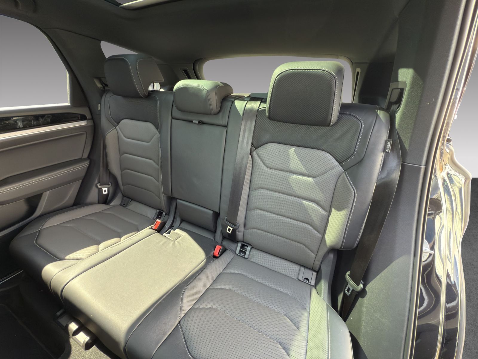 Volkswagen Touareg R-Line - Samsaru's Car Outlet