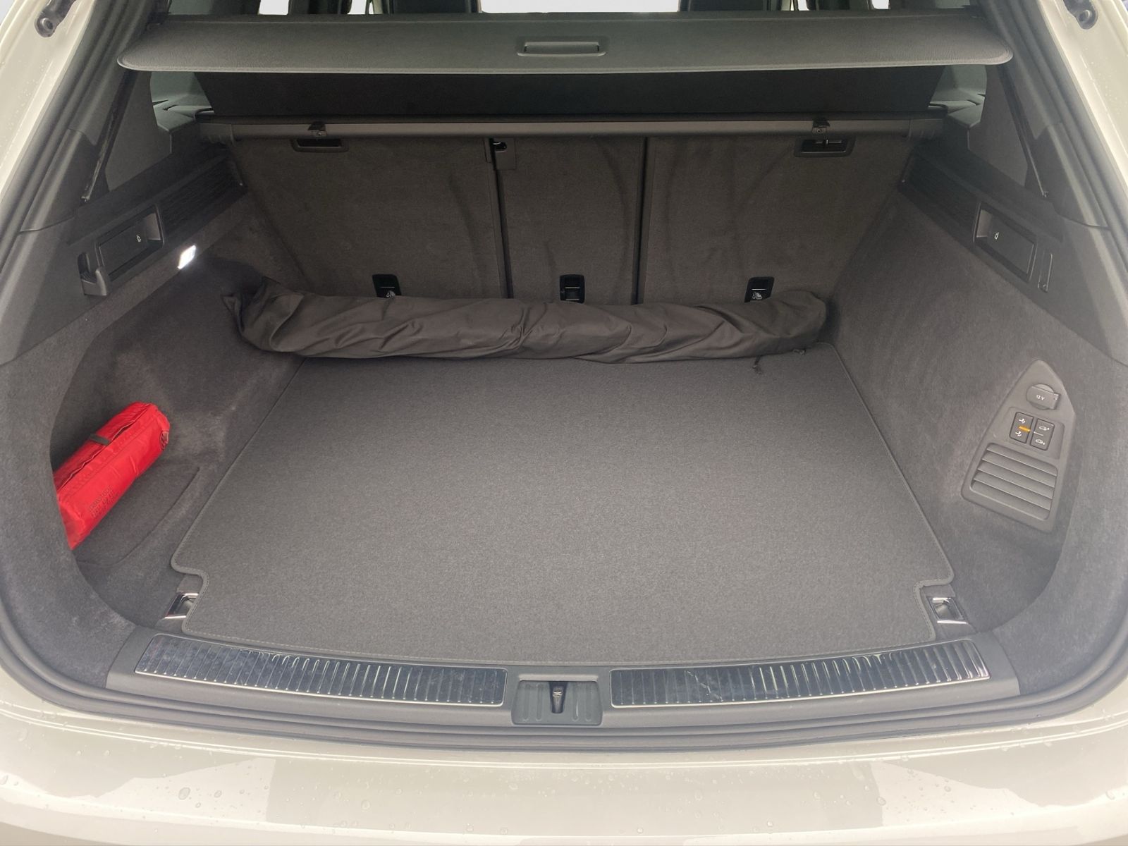 Volkswagen Touareg 3.0 TDI R-Line 4Motion - Samsaru's Car Outlet