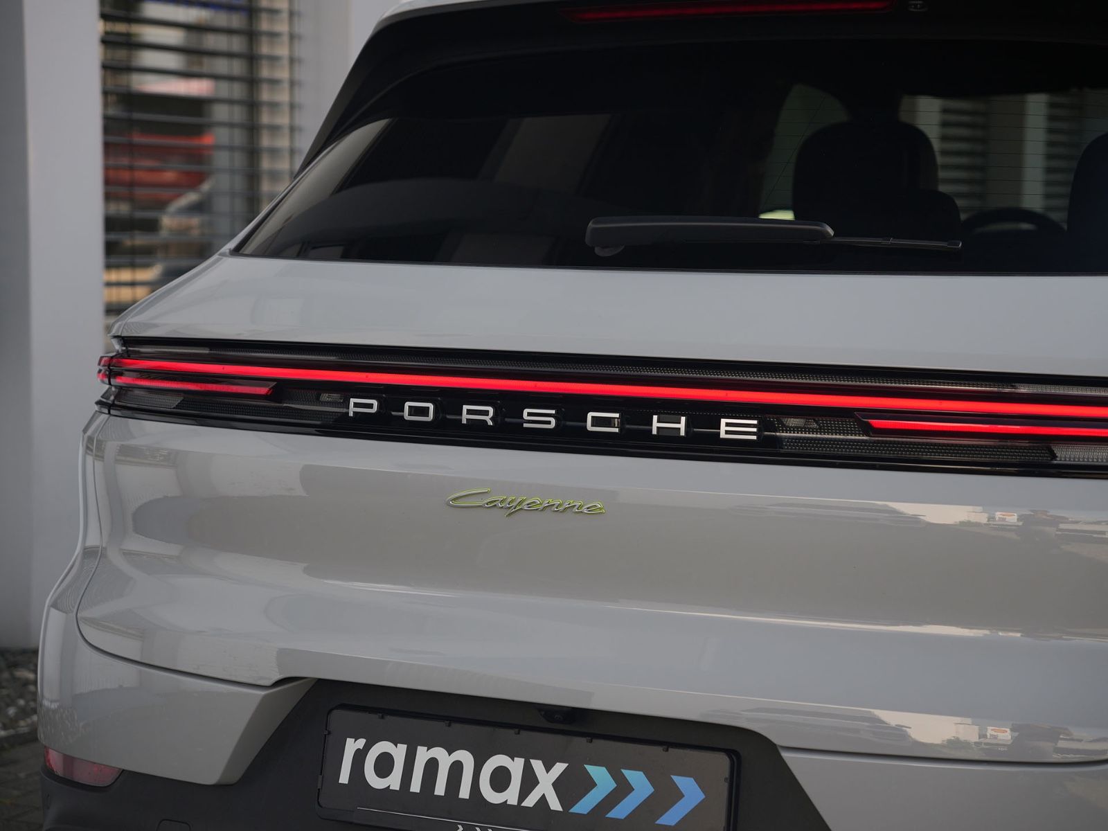 Porsche E-Hybrid INNODRIVE-LUFTF.-PANO-AHK-MASSAGE-VOLL