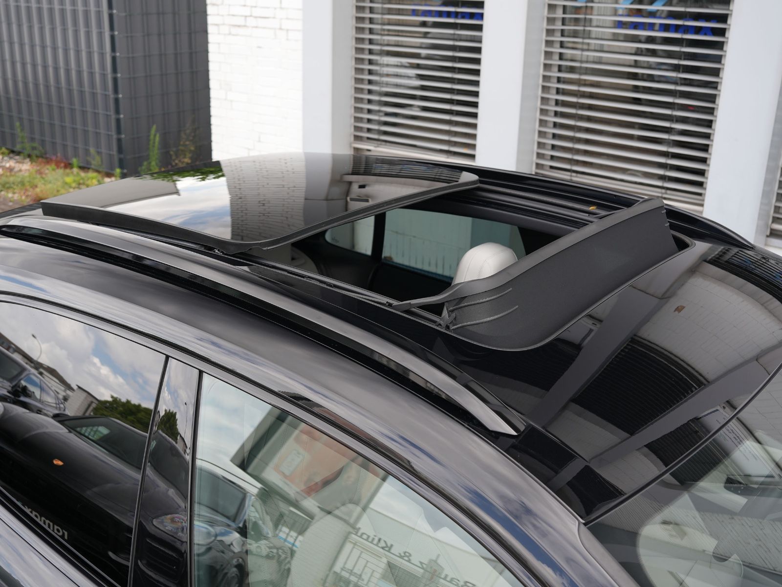 Porsche Macan 4 - Samsaru's Car Outlet