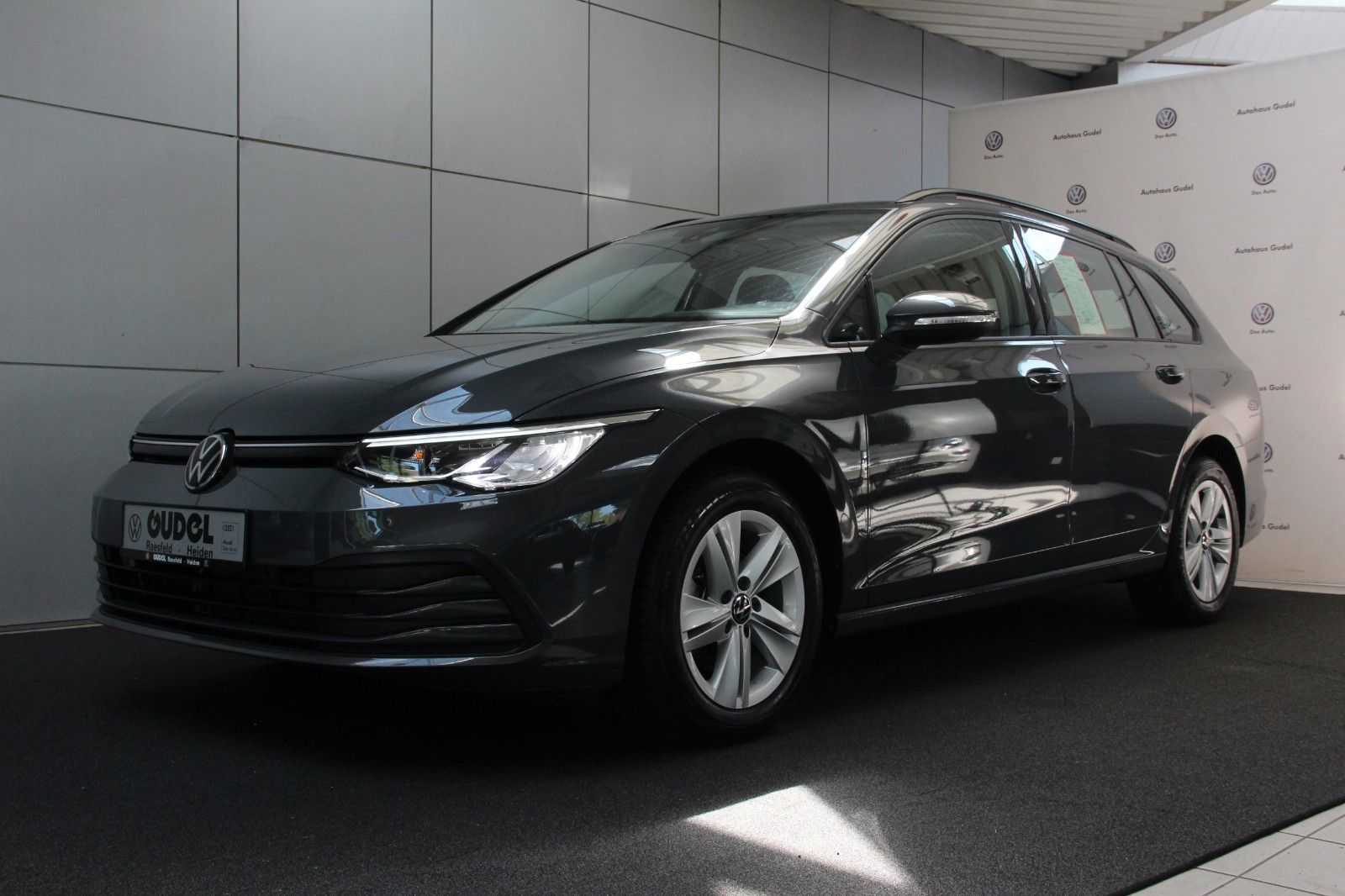 Volkswagen Golf 8 1.5 TSI Life - Samsaru's Car Outlet