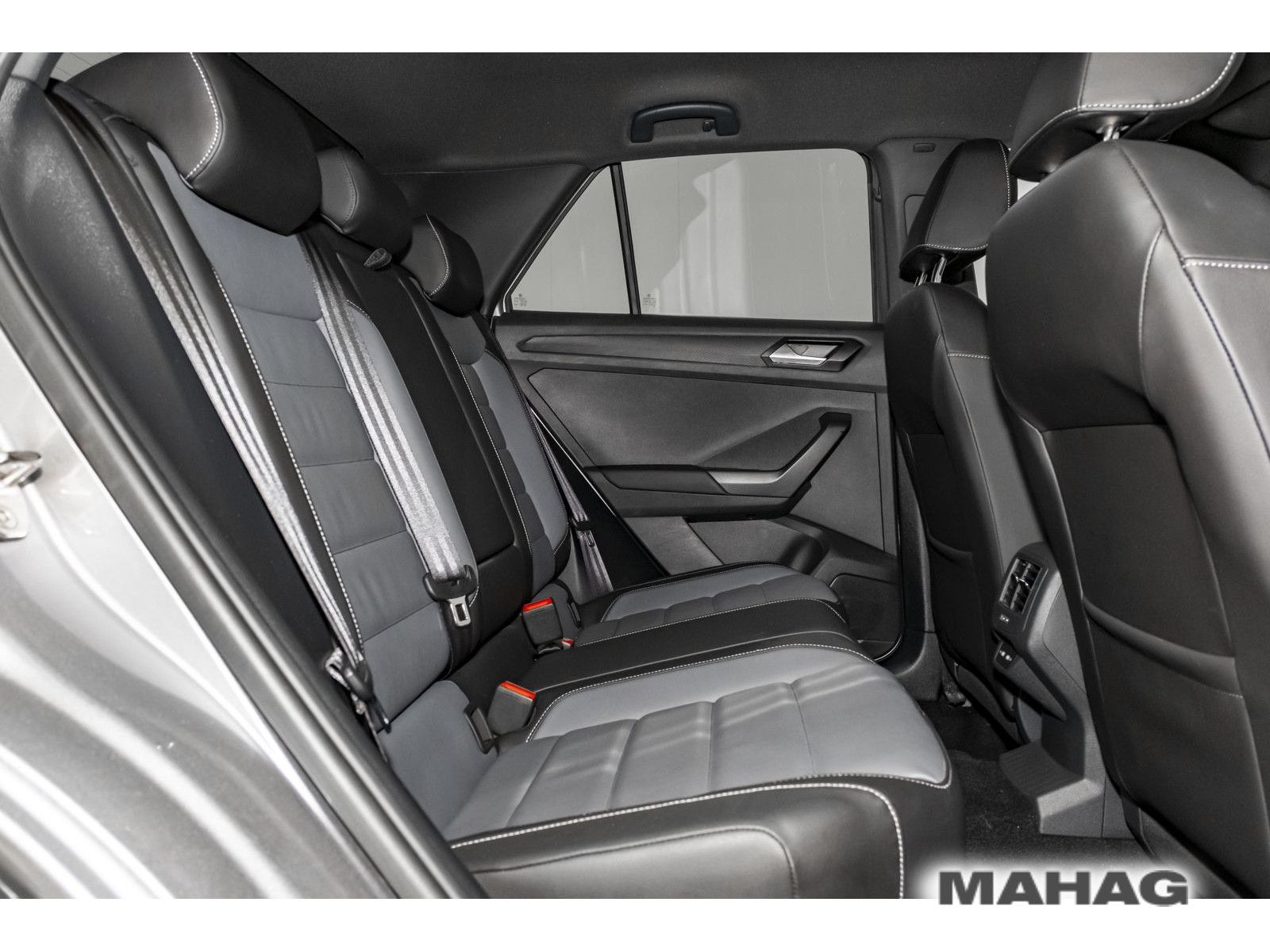 Volkswagen T-ROC 1.5 TSI Style BlackStyle - Samsaru's Car Outlet