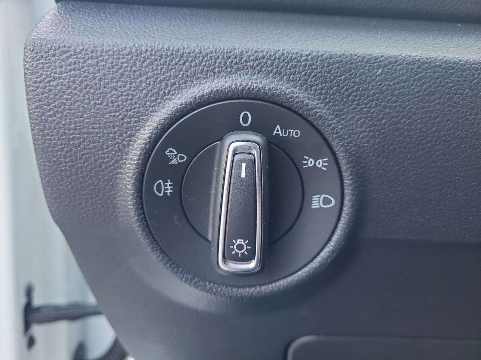 Volkswagen T-Roc 1.5 TSI R-Line - Samsaru's Car Outlet