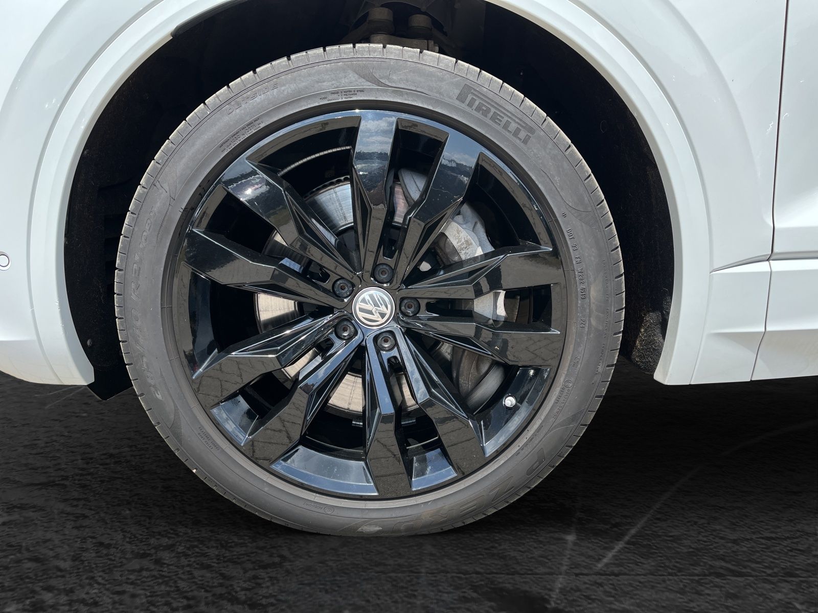 Volkswagen Touareg V8 TDI 4M R-Line Black - Samsaru's Car Outlet