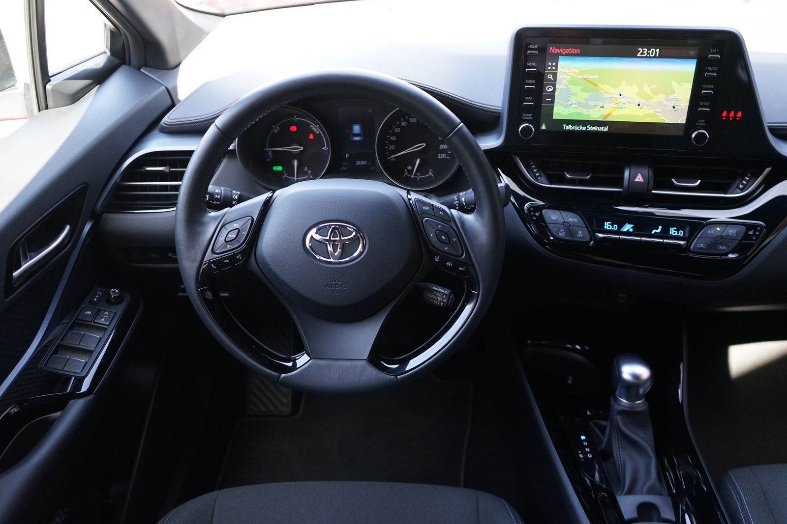 Toyota C-HR 2.0 Hybrid Team - Samsaru's Car Outlet