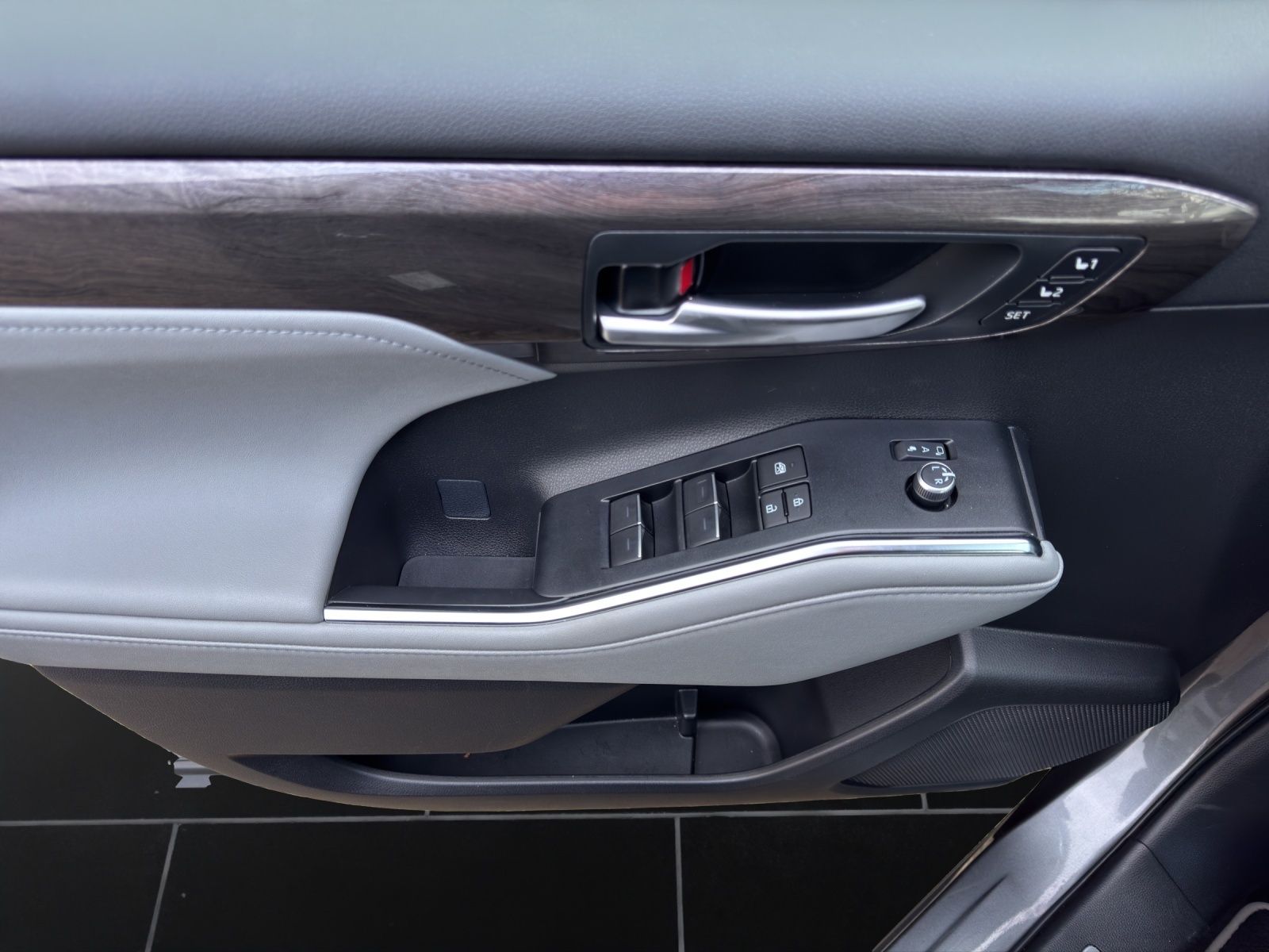 Toyota Highlander Hybrid Luxury 7 SITZER+LEDER+HuD+JBL