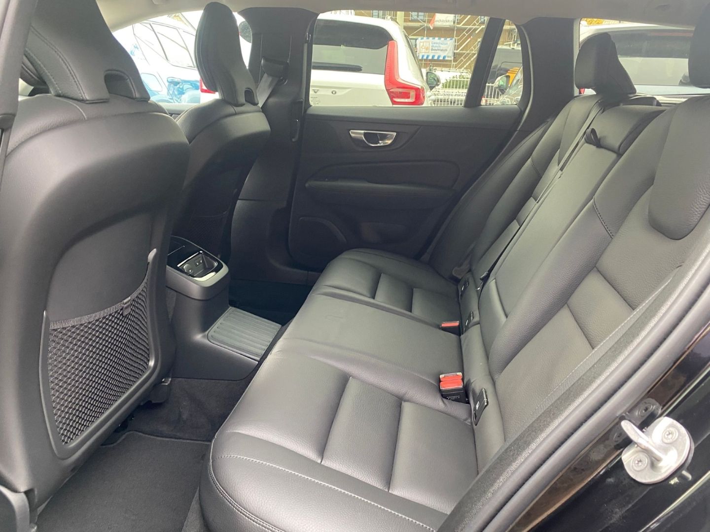 Volvo V60 T6 Plus Dark Plug-In Hybrid AWD AHK 360 Harm