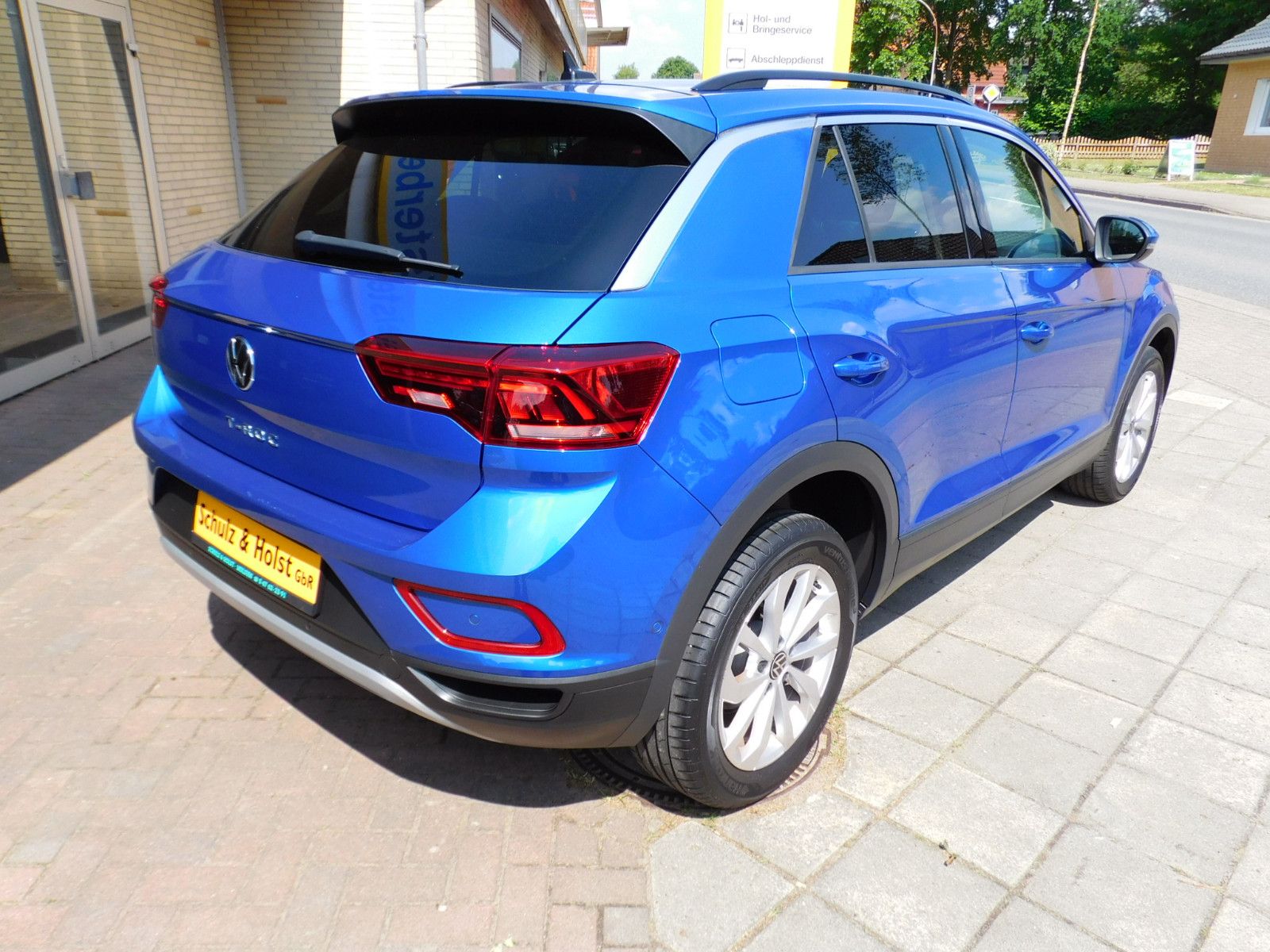 Volkswagen T-Roc Life DSG - Samsaru's Car Outlet