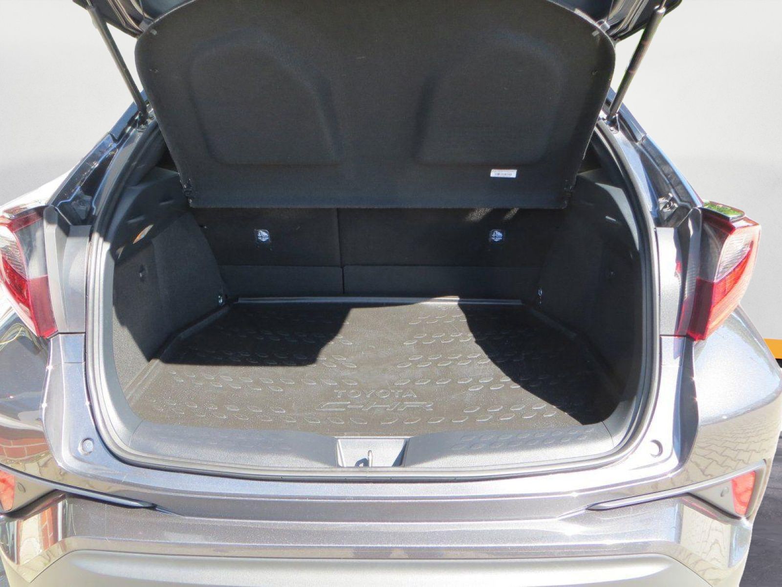 Toyota C-HR 2.0 Hybrid - Samsaru's Car Outlet