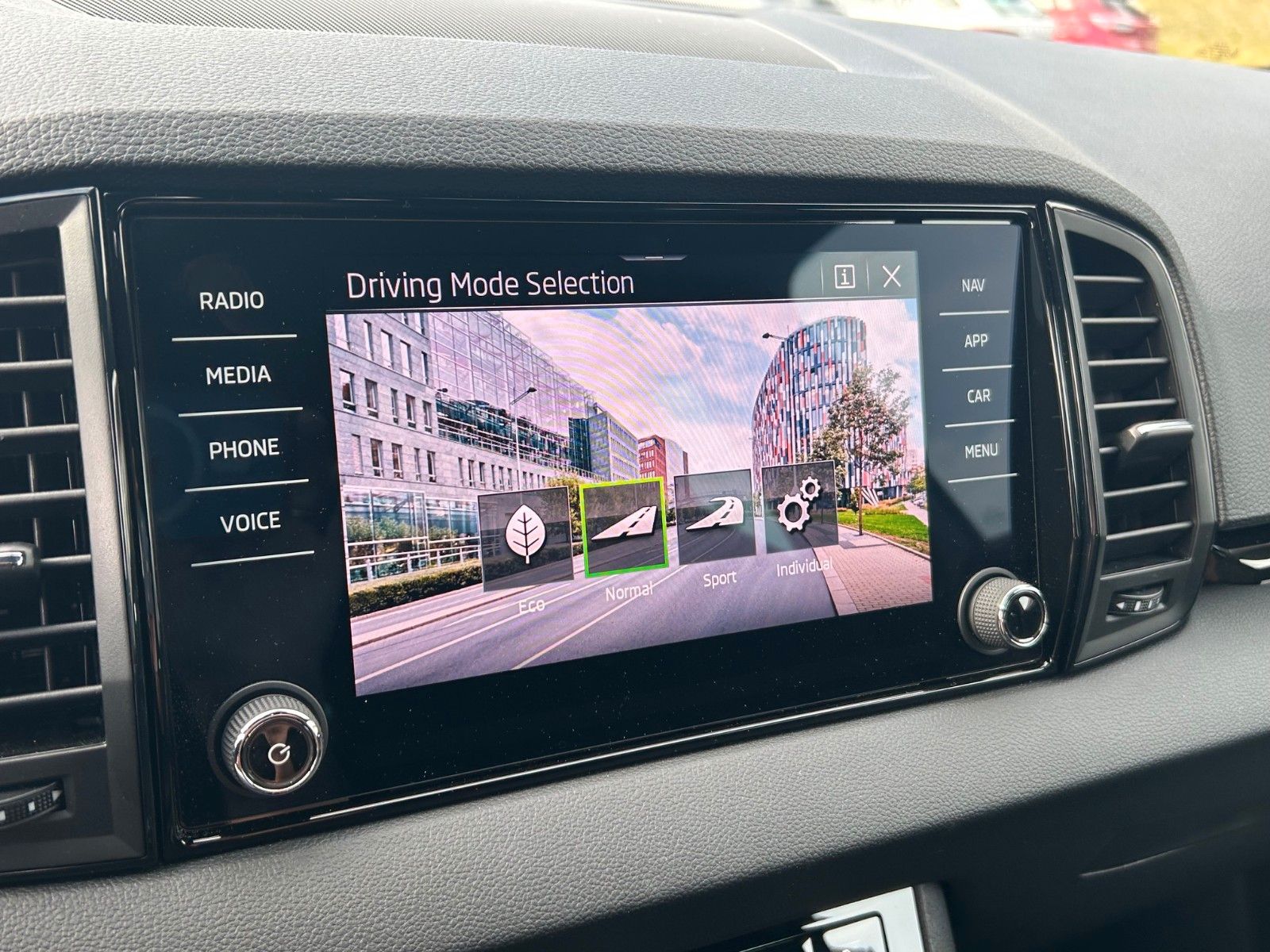 Skoda Karoq FL 1.5 DSG Sportline AHK 1.5Assist+ 5JGara