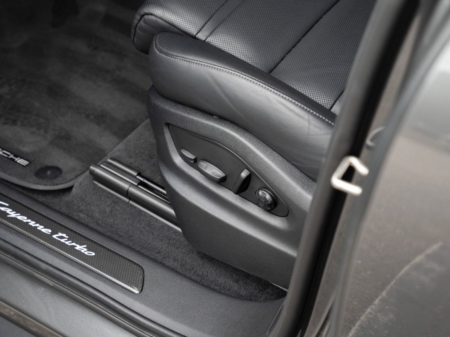 Porsche Cayenne Turbo E-Hybrid PDCC Carbon Design Paket