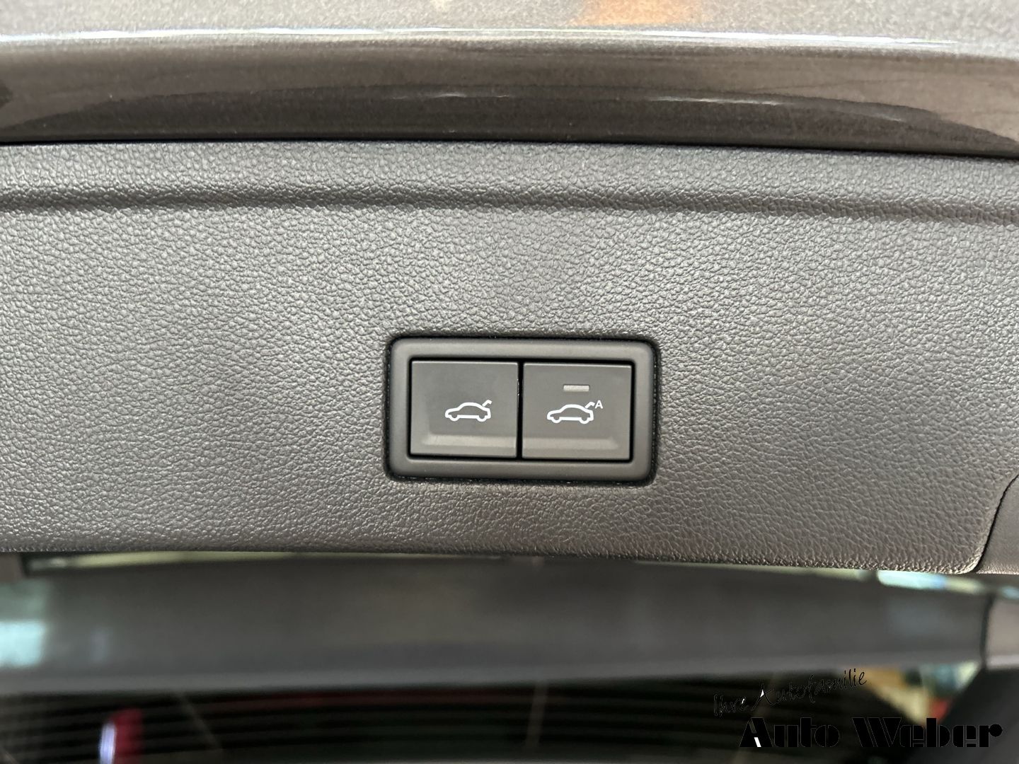 Volkswagen Touareg V6 4Motion R-Line - Samsaru's Car Outlet