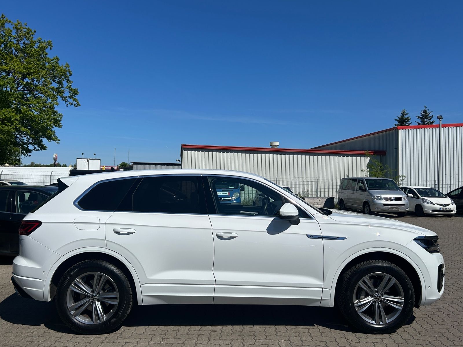 Volkswagen Touareg R-Line 4M - Samsaru's Car Outlet