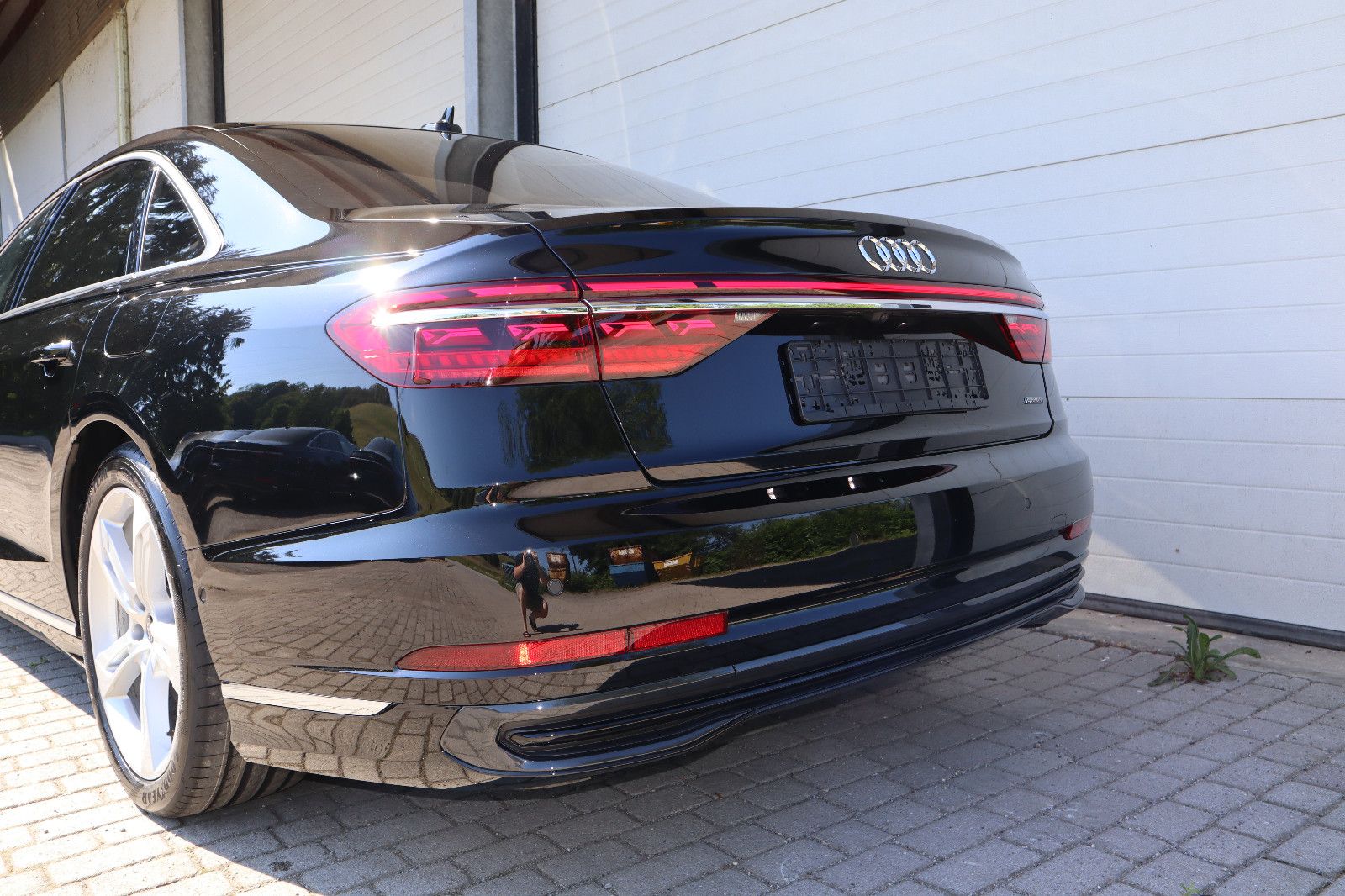 Audi A8L 60 TFSIe lang - Samsaru's Car Outlet