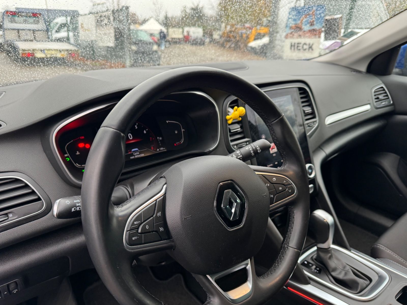 Renault Megane TCe 140 Intens Grandtour - Samsaru's Car Outlet