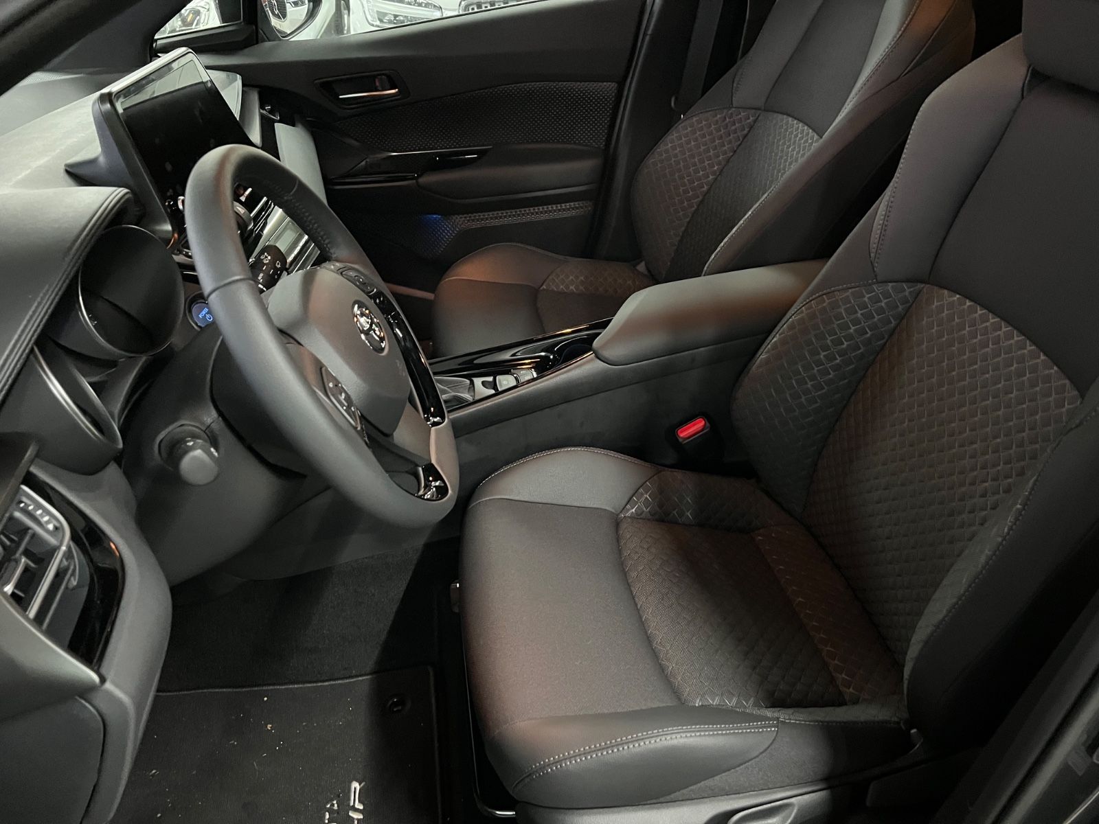 Toyota C-HR Hybrid - Samsaru's Car Outlet