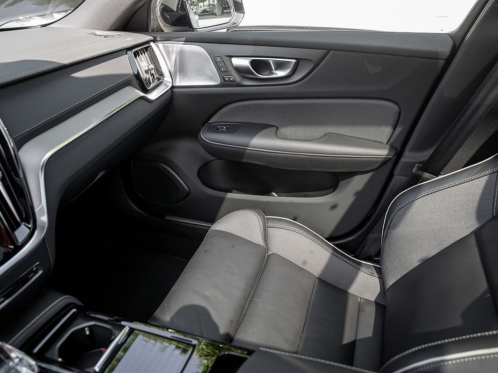 Volvo S60 T8 Ultimate Dark Recharge AWD STANDHZ B&W