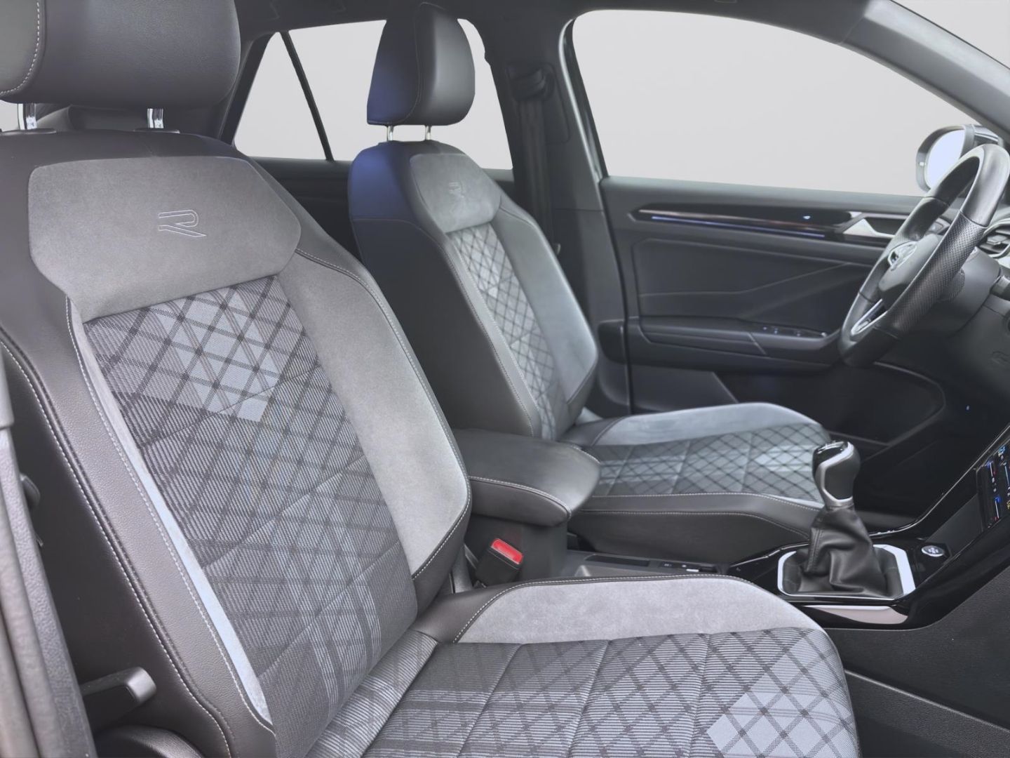Volkswagen T-Roc 1.0 TSI R-LINE - Samsaru's Car Outlet