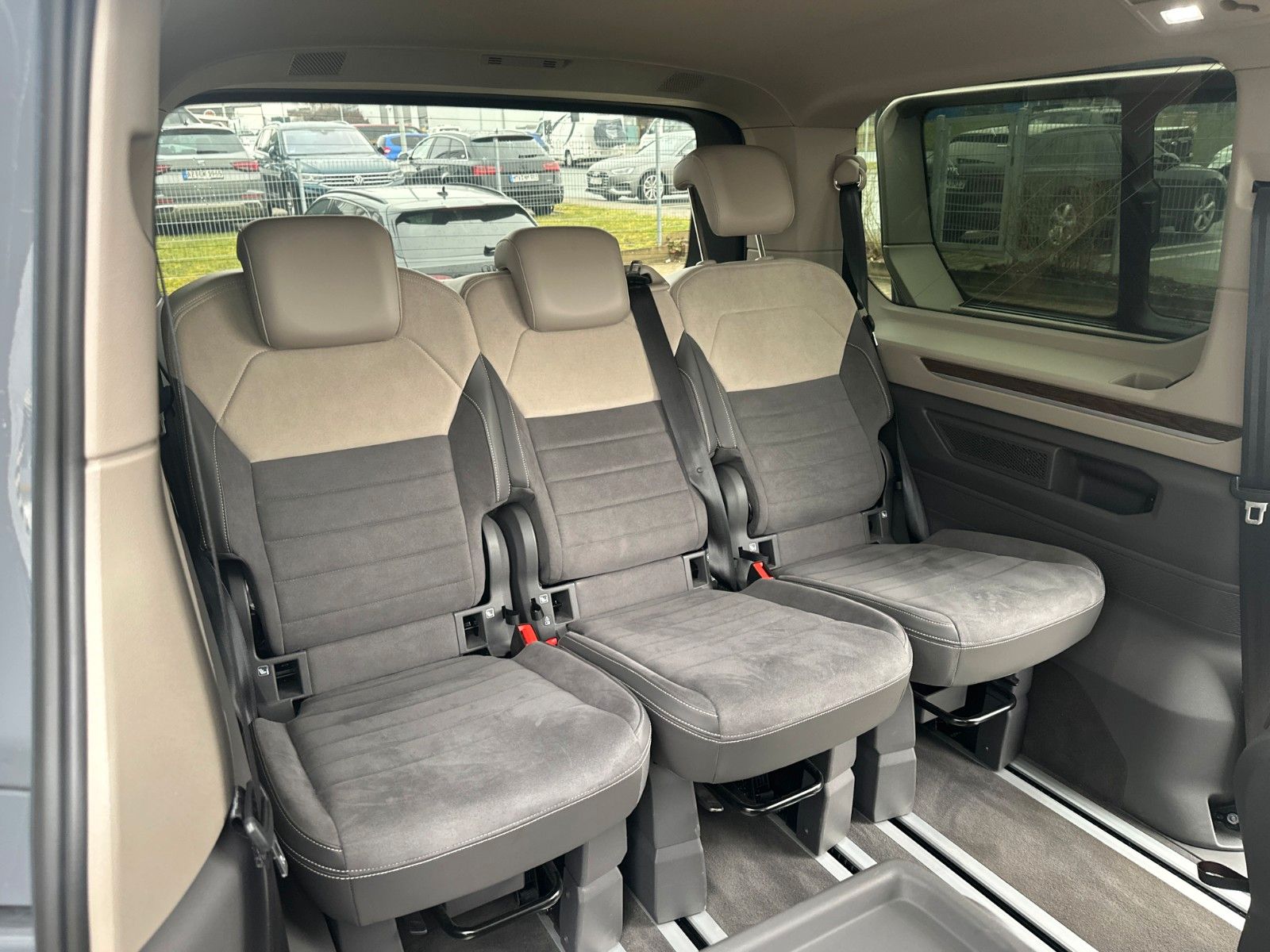 Volkswagen T7 Multivan - Samsaru's Car Outlet