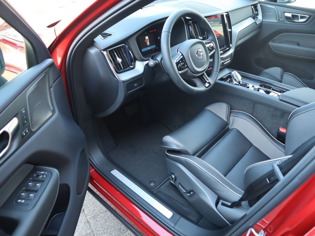Volvo XC60 B4 B Plus Dark - Samsaru's Car Outlet