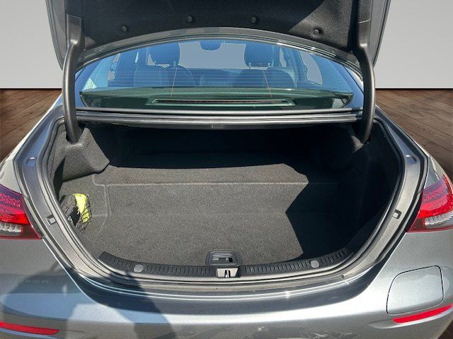 Mercedes-Benz E 300 e Avantgarde - Samsaru's Car Outlet