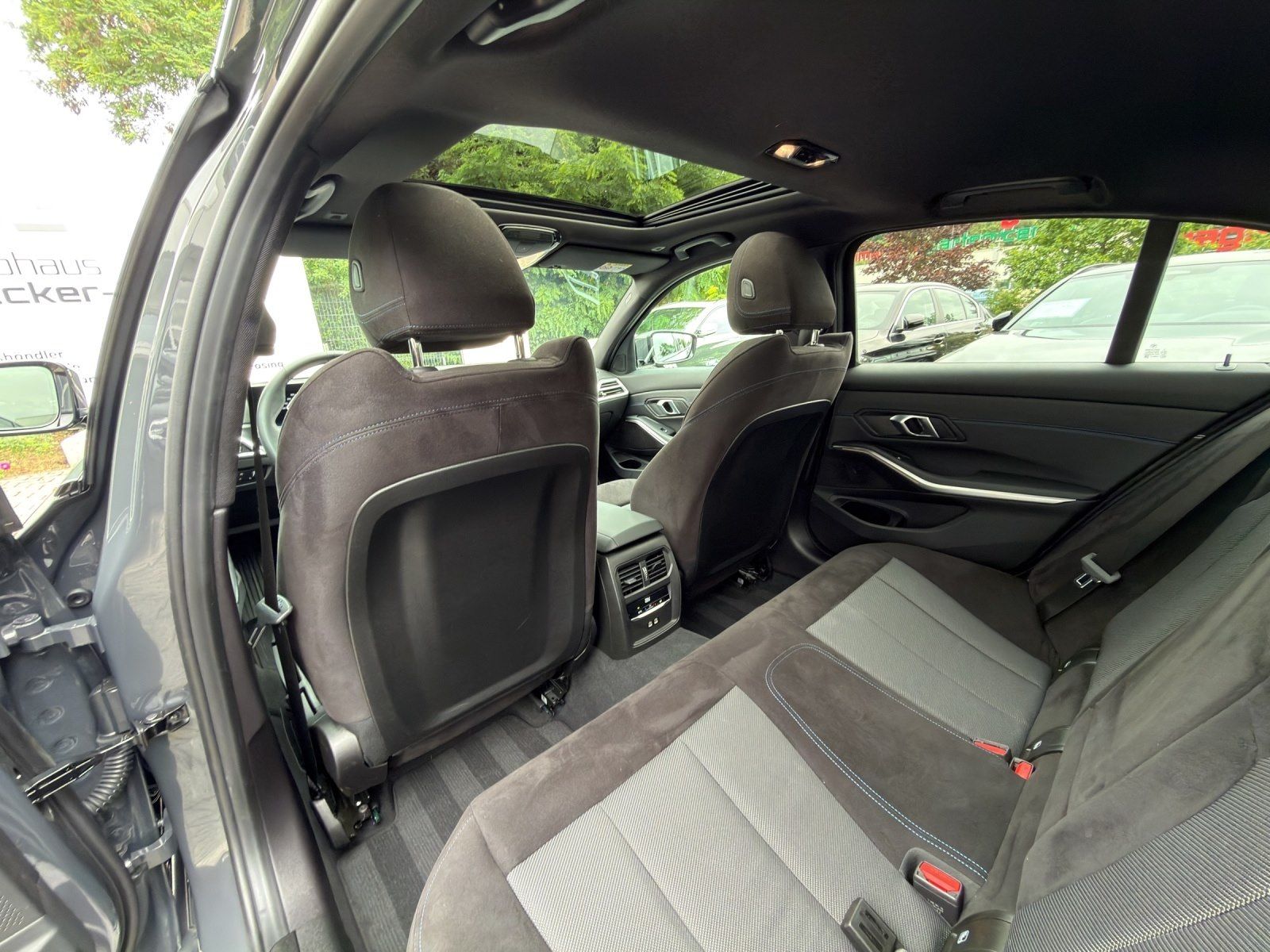 BMW 320i Limousine M-Sport Head-Up Glasdach DrivAss.