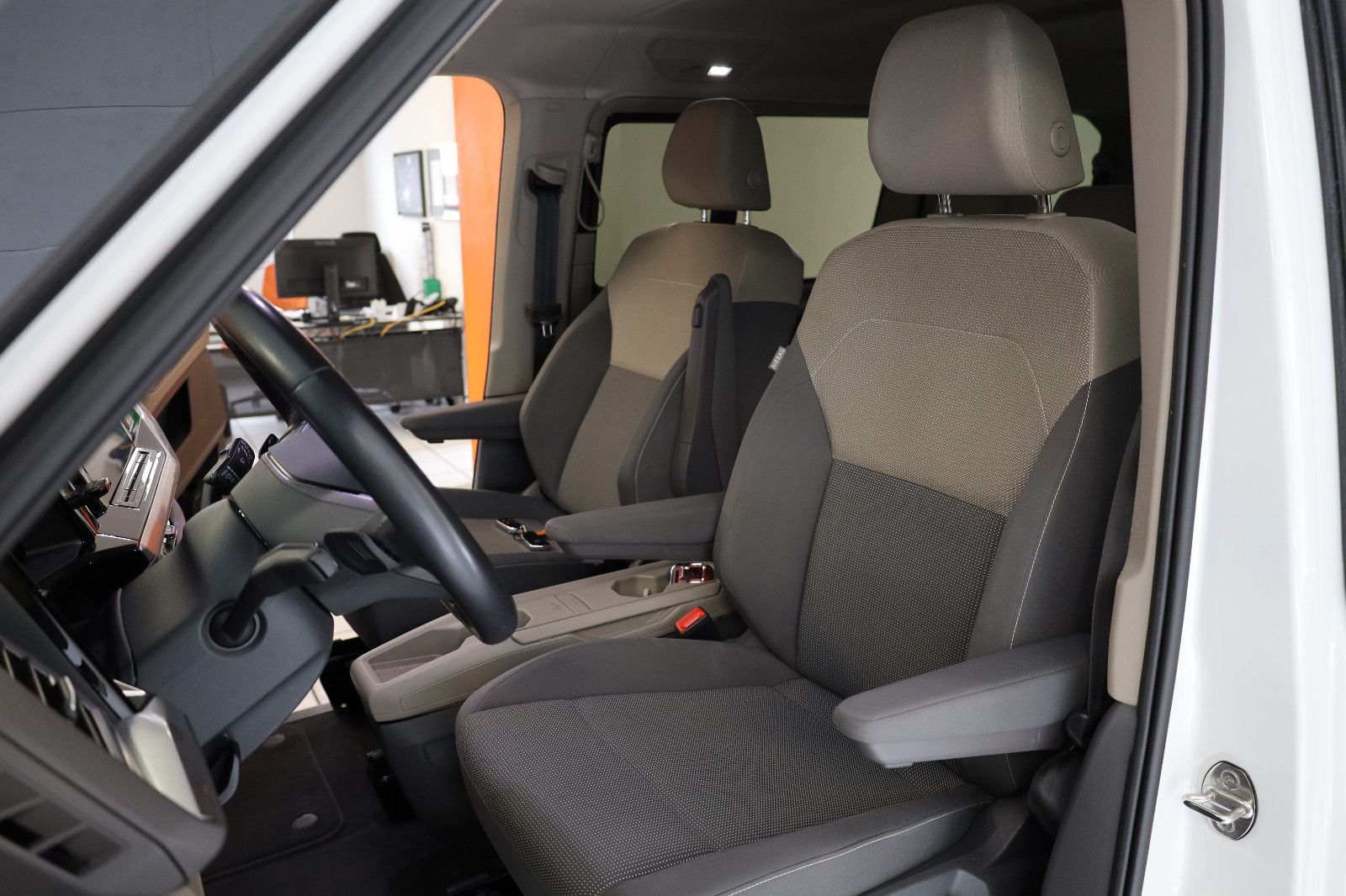 Volkswagen T7 2.0 TDI Multivan Edition - Samsaru's Car Outlet