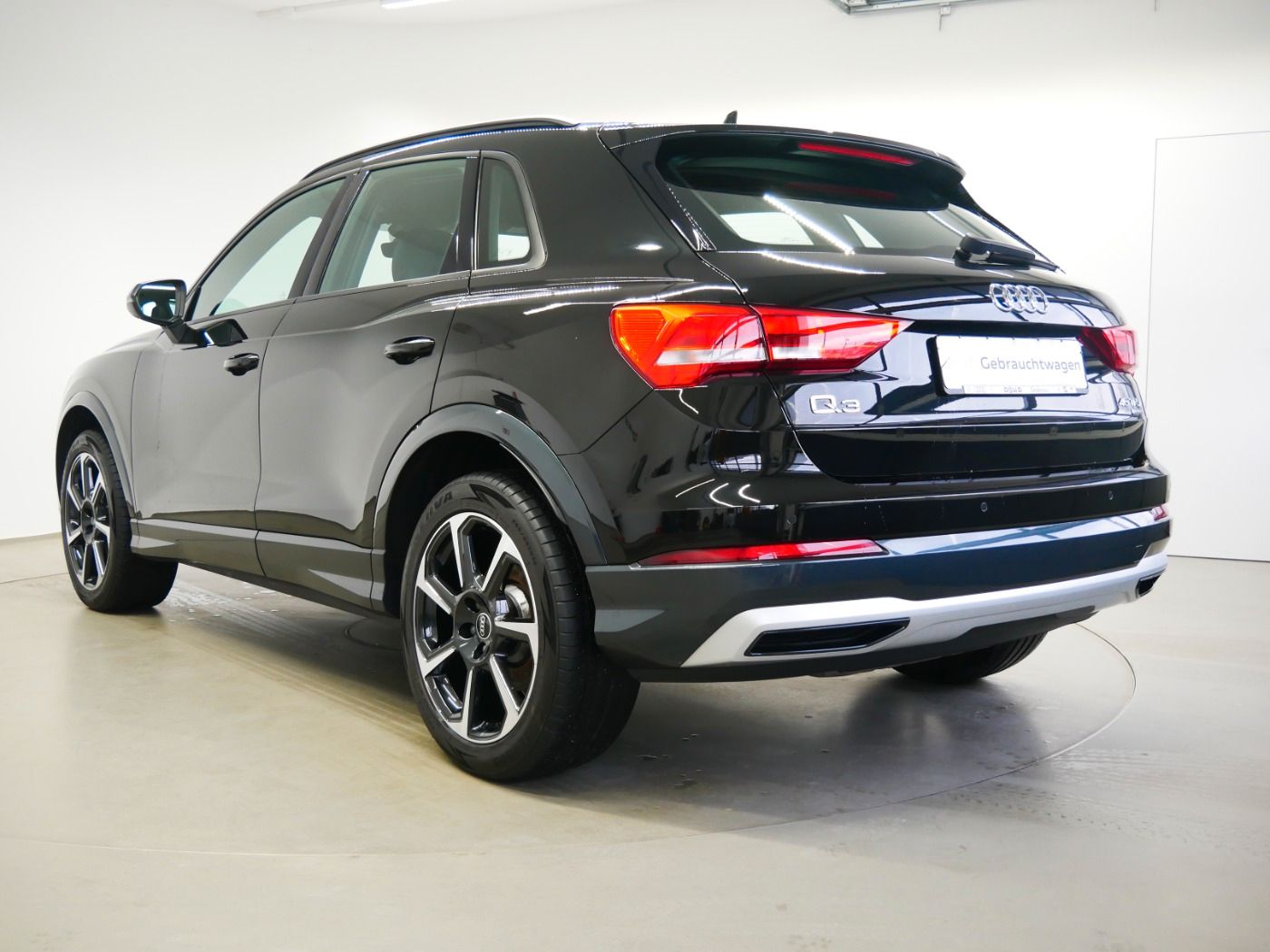 Audi Q3 45 TFSI quattro advanced - Samsaru's Car Outlet
