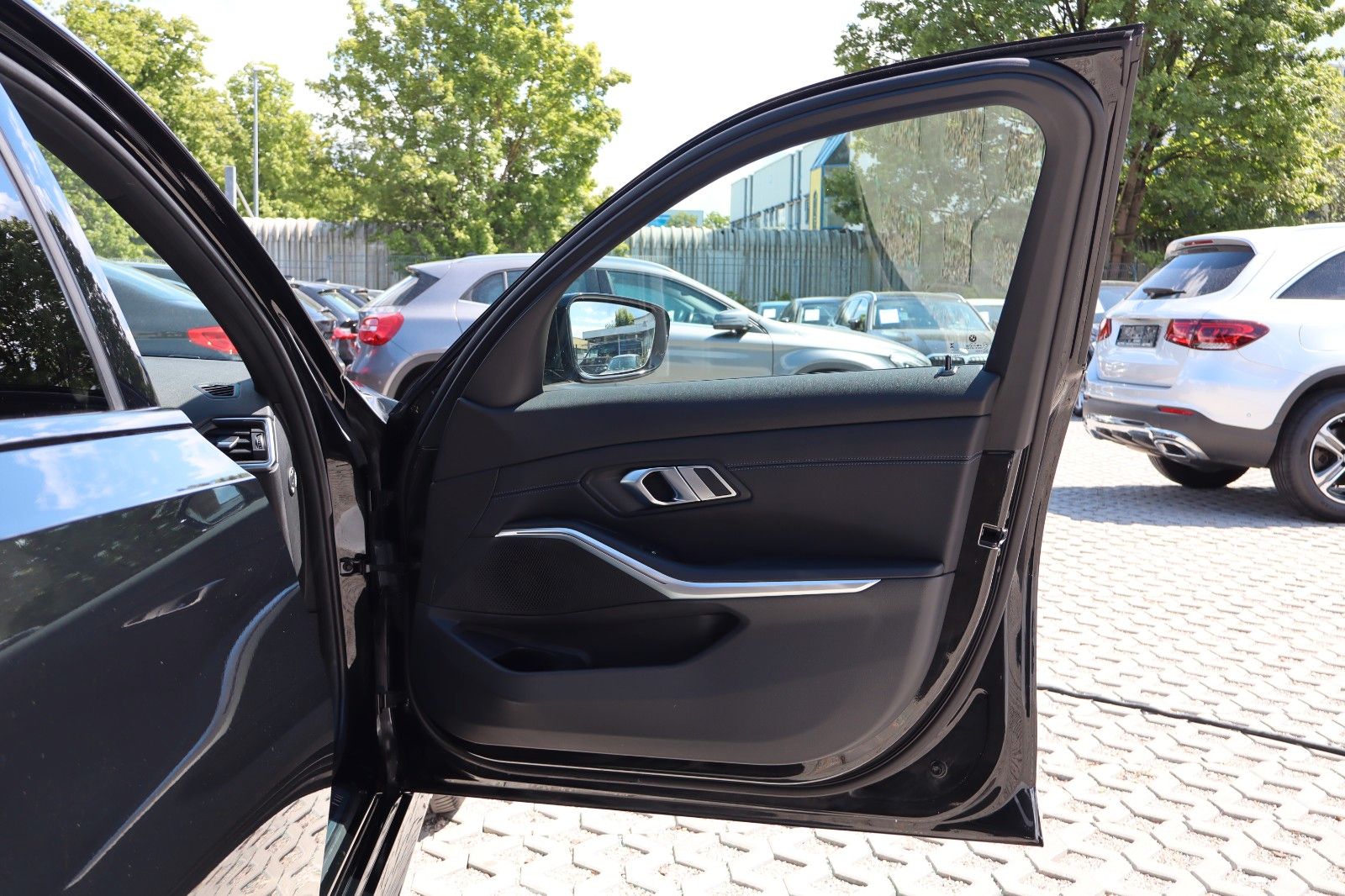 BMW 3 Lim. 320 d xDrive M Sport - Samsaru's Car Outlet
