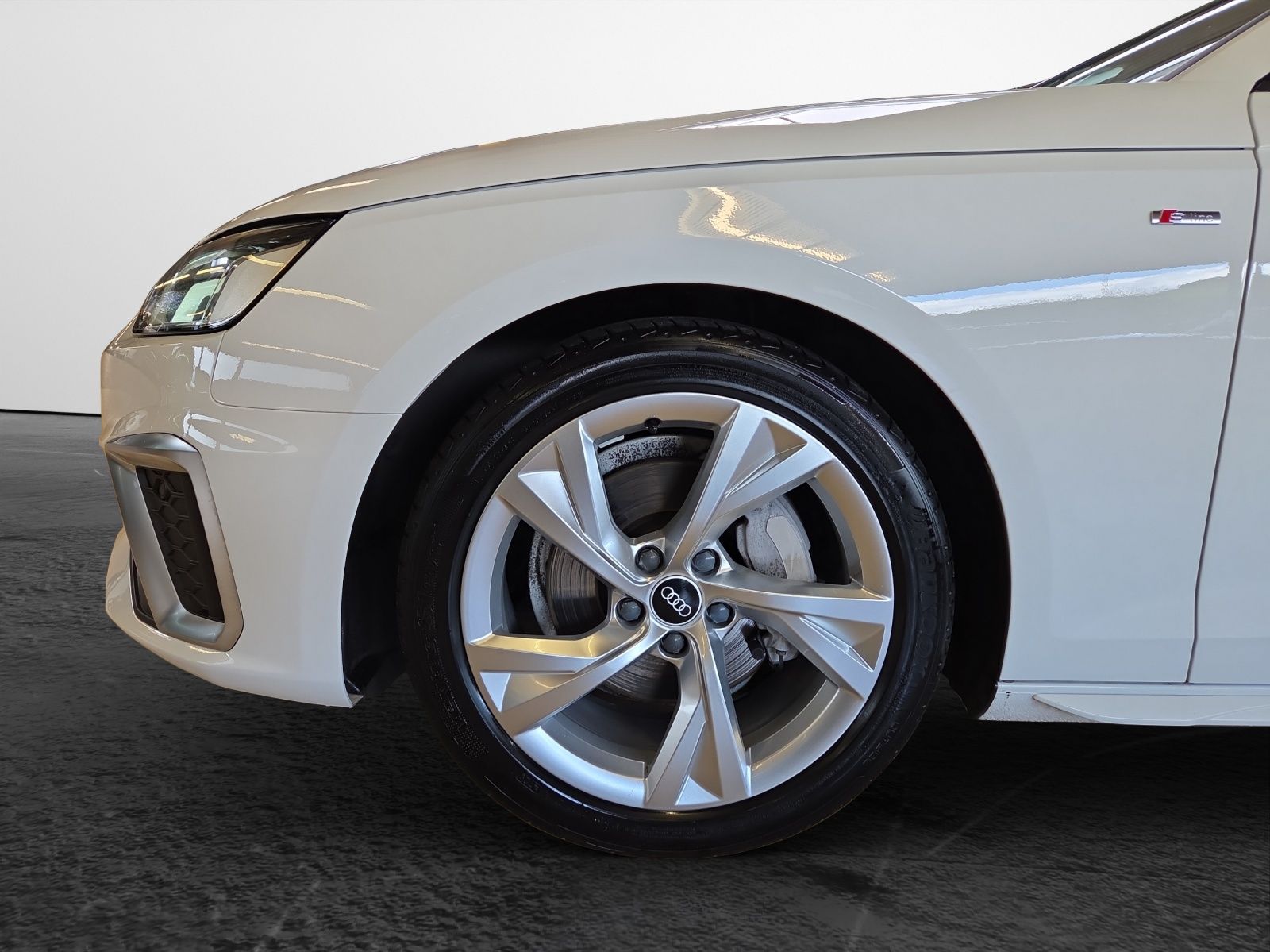 Audi A4 Avant 40 TFSI S tronic S line - Samsaru's Car Outlet