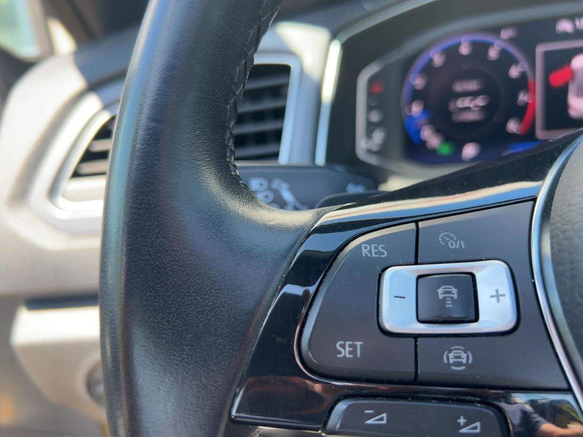 Volkswagen T-Roc R-Line - Samsaru's Car Outlet