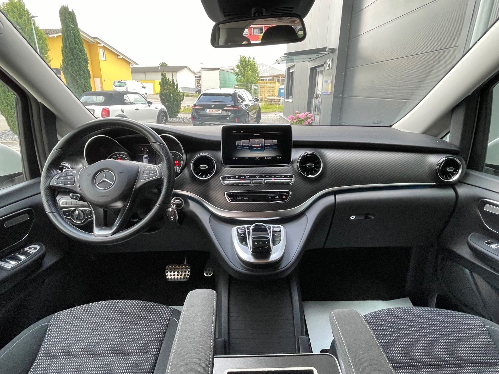 Mercedes-Benz V 300 d AMG - Samsaru's Car Outlet