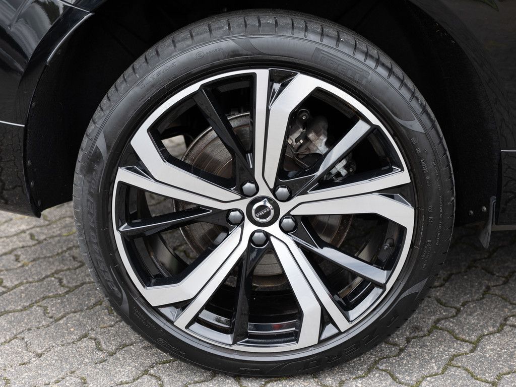 Volvo XC60 B5 AWD Plus Dark AHK KAMERA FACEL. LED PANO