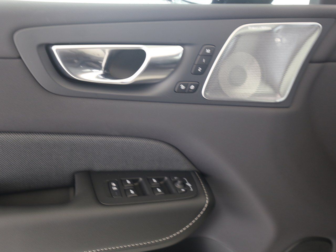 Volvo XC60 T6 Plus Black Edition LUFT|AHK|B&W|PANO|LED