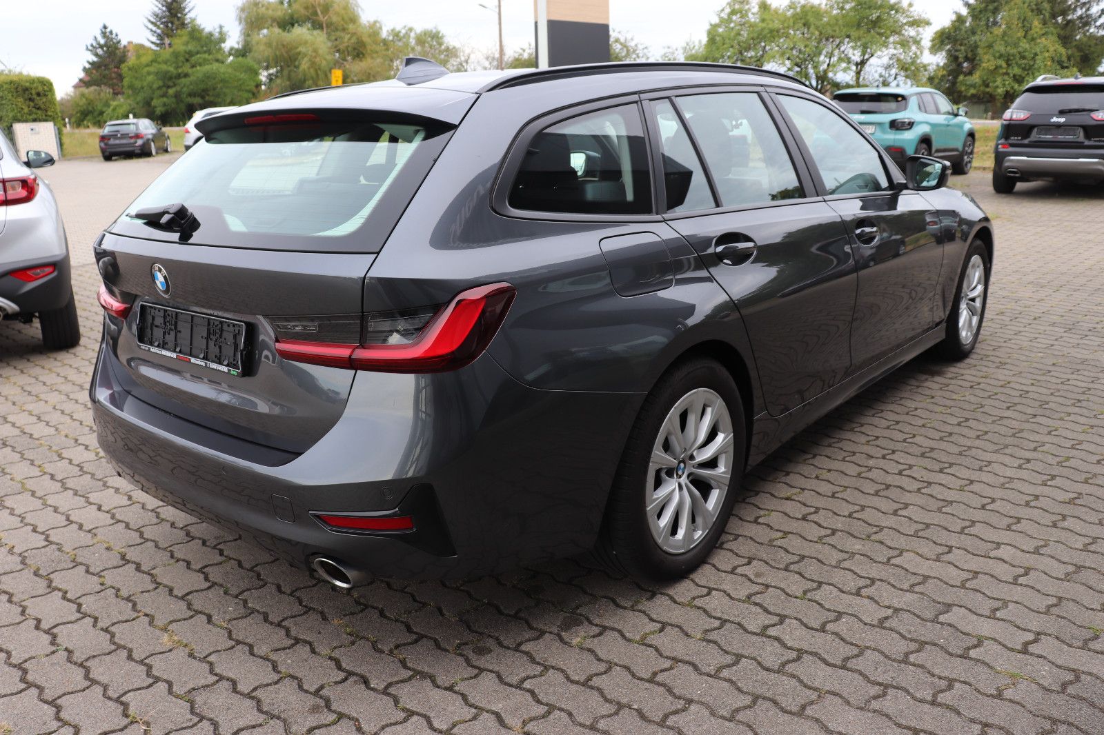 BMW 320i Touring Advantage - Samsaru's Car Outlet