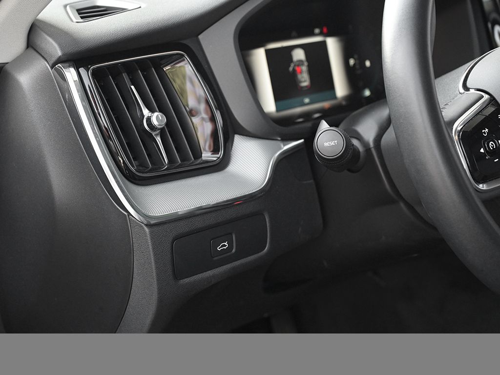 Volvo XC60 B4 Plus Dark - Samsaru's Car Outlet