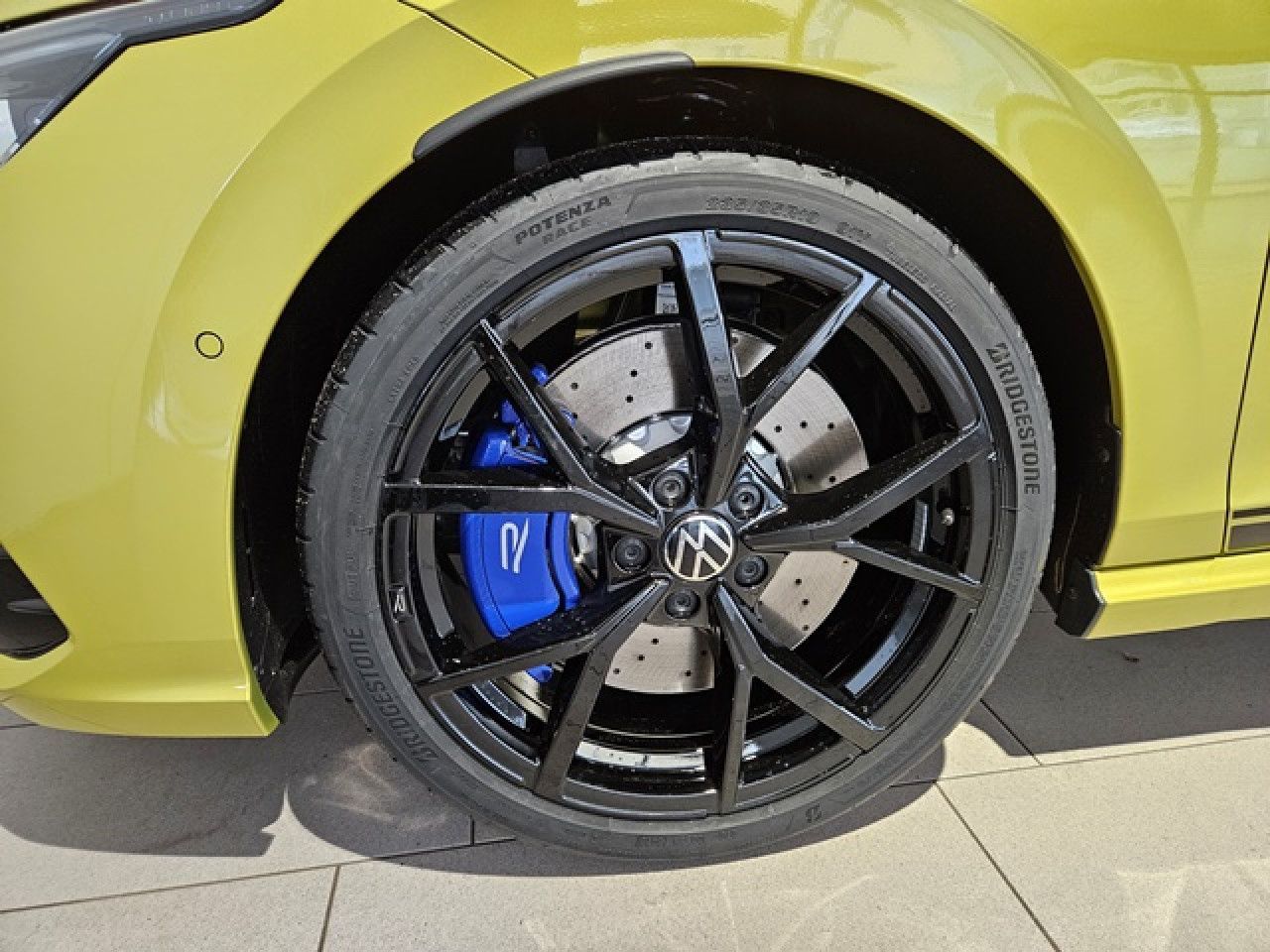 Volkswagen Golf 8 R 2.0 TSI 4M DSG - Samsaru's Car Outlet